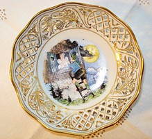 Áttört szélű porcelán kínáló, romantikus jelenettel