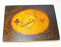 Kártyatartó vagy cigarettatartó doboz, égetett-festett díszítéssel