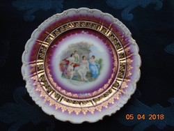 Birodalmi PLS Vienna aranybrokát,dombormintás tányér mitologikus jelenettel,csipkézet perem-19,3 cm