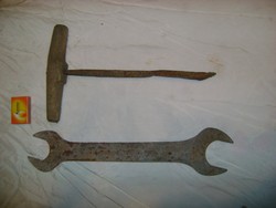 Két darab régi szerszám - kulcs és fúró