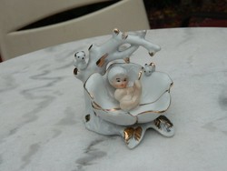 Nápolyi jelzett porcelán szobor : kisded levélen -hüvelyk Panni