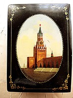 Fedoskino-i lakkfestésű díszdoboz, a moszkvai Kreml (Szpasszkaja-torony) látképével