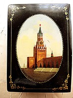 Fedoskino-i lakkozott díszdoboz, a moszkvai Kreml (Szpasszkaja-torony) látképével