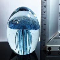 Üveg levélnehezék belsejében kék meduza , 8cm magas