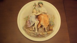Antik FALI DÍSZTÁL---"OLTALMAZÓ MADONNA" c. -- színes,féldombormű jellegű,porcelán szoborkompozíció.