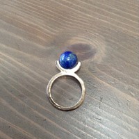 Különleges minimalista ezüst gyűrű lápisz lazulit kővel