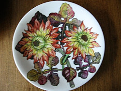Kézzel festett dáliák a tányéron