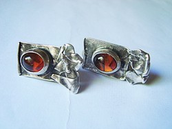Gyönyörű modernista ezüst kézműves fülbevaló/klipsz borostyánnal caboson foglalatban