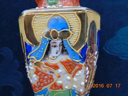 Hatszögletes japán Satsuma Moriage váza-Kannon és Rakan minta-9,5 cm