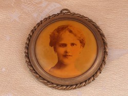 Kör alakú sodrott fém keretben rézlapra festett női portré