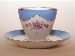 Porcelán teáscsésze és alj  festett diszitéssel