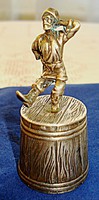 Orosz ezüst vodkás pohár, táncoló kozák figurával