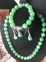 Zöld jade nyaklánc, fülbevaló és karkötő