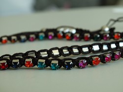 Kézműves nyaklánc színes kristályokkal