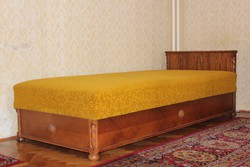 Koloniál ágyneműtartós ágy