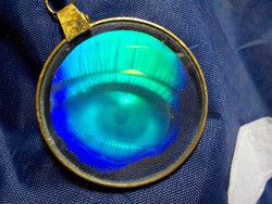 Régi hologramos szem medál jelzett keretben bőr láncon