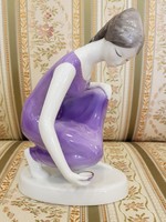 Hollóházi lila ruhás vízmerítő nő