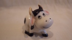 Rettenetesen cuki porcelán miniatűr tehén figura