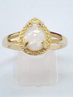 KIÁRUSÍTÁS! 925-s töltött ezüst gyűrű, arany bevonattal, fehér tűzopál kristállyal