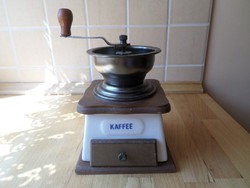 Retro porcelánházas hagyományos kávédaráló kávéőrlő daráló