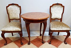 Antik Chippendale stílusú asztal 2 db székkel