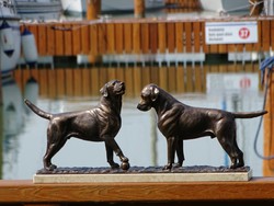 Labrador bronz szobor játszó labradorok
