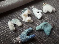 Fehér és kék korall medálok