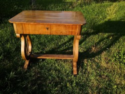 Lantlábú gyönyörű antik asztal egy fiókkal / biedermeier asztal -Közel az M0-áshoz