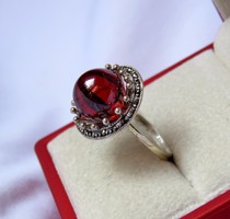 Gyönyörű ezüst gyűrű markazitokkal, gránát színű kővel