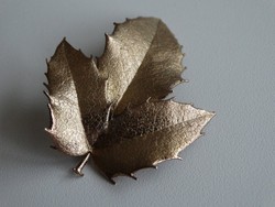 Golded holly leaf brooch, 6 x 4,5 cm