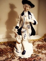 RITKA hibátlan gyönyörű barokk porcelán figura, úri ember kutyájával, számozott,  engedményes áron.