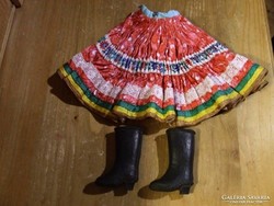 Régi népművészeti baba ruha: szoknya + egy kis csizma