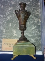 Onix borítású talpon fém amphora, vélhetően ón. Számozott.