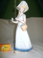 Kalapos hölgy virággal porcelán figura
