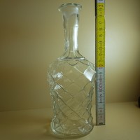 Formába fújt, rombuszmintás kínálóüveg (485)