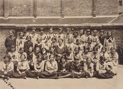 0U011 Régi iskolai fotográfia csoportkép 1932