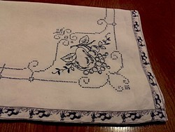 Antik kék kutyák és vadász szegélyű terítő ,többféle hímzésű technikával készült 146x97 cm