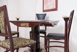 Kártyaasztal garnitúra szecessziós székekkel szivar és cigaretta tartóval. Fuzionart  stílusban k