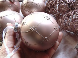 Álomszép kézzel festett üveg karácsonyfadísz gömbök púderrózsaszín színben 