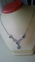Ezüst nyaklánc kolié zafír kék színű szintetikus kövekkel díszítve 925 