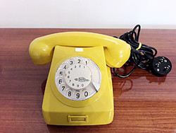 Retro citromsárga tárcsás telefon készülék 