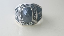 Ezüst pecsétgyűrű csiszolt sötét tónusú kővel díszítve 925 