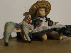 Aranyos mini, kisméretű kislány porcelán baba és egy pici lovacska, ló egyben