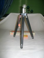 Retro kamera vagy fényképezőgép három lábú, rövid állványa