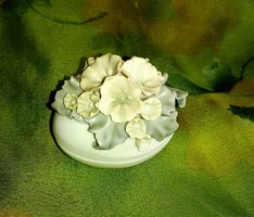 Porcelán tojás, kézzel készített virágokkal.... Gyűrűtartó. .