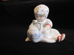 Zsolnay porcelán figura nipp Kislány korsóval 