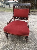 Szép faragott mintás antik ónémet kis fotel arányait érzékeltetve egy szék mellett is látható