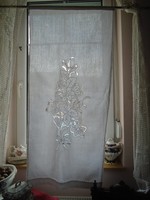 Madeira curtain. 121 X 58 cm.