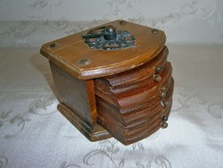 Régi 8 db parafa betétes poháralátét fém díszítésű fa dobozban, szekrénykében