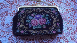 Crafted on black silk, needle tapestry with rose garland, decorative handbag with gold clasp, chain clasp